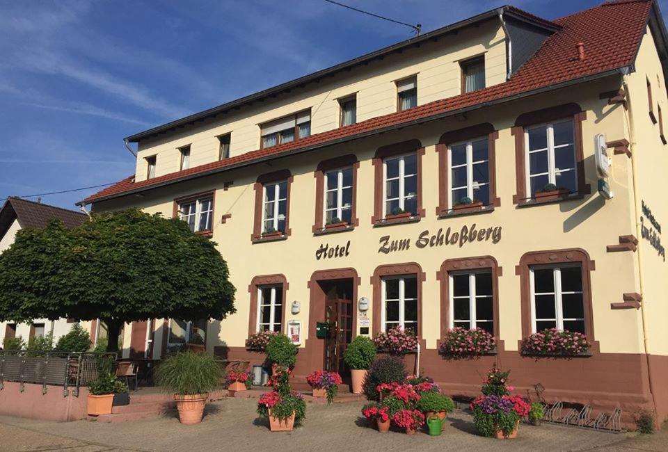 Hotel Restaurant Zum Schlossberg Wadern Exteriör bild