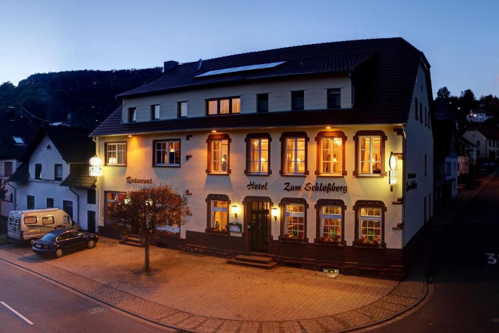 Hotel Restaurant Zum Schlossberg Wadern Exteriör bild